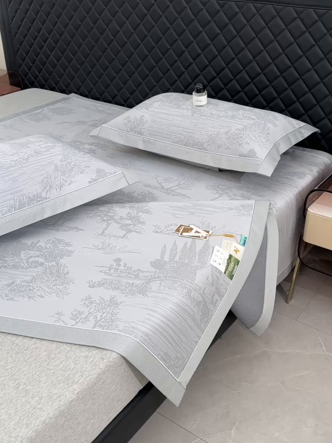 91家纺网 家纺一手货源 找家纺 小牛席业 2026新款【实拍风格】双PE高凉感-托斯卡纳凉感大提花冰丝席席子凉席 灰色