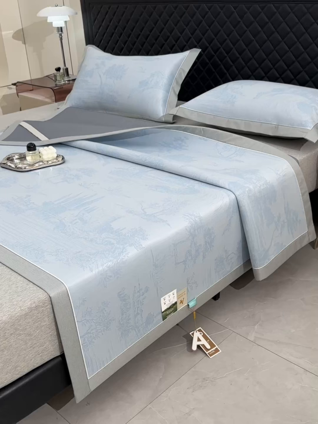 91家纺网 家纺一手货源 找家纺 小牛席业 2026新款【实拍风格】双PE高凉感-托斯卡纳凉感大提花冰丝席席子凉席 蓝色