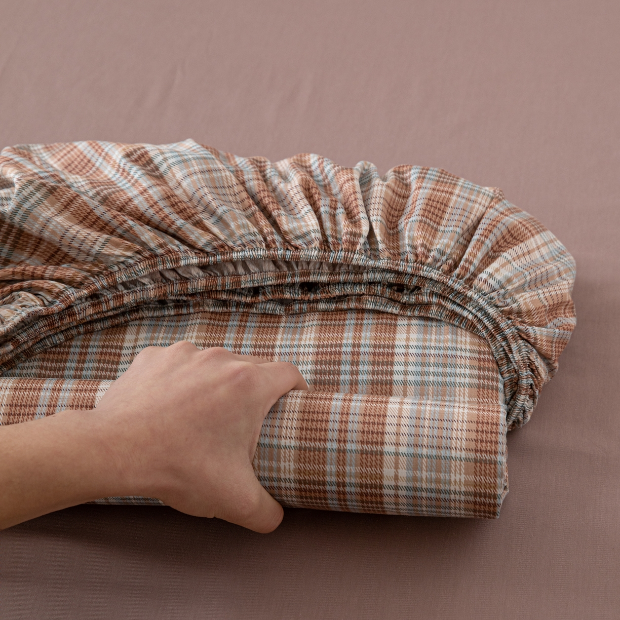 91家纺网 家纺一手货源 找家纺 简宜家居（朝初家纺） 2026新款40支13070全棉简约格子系列A版床笠 赤茶格