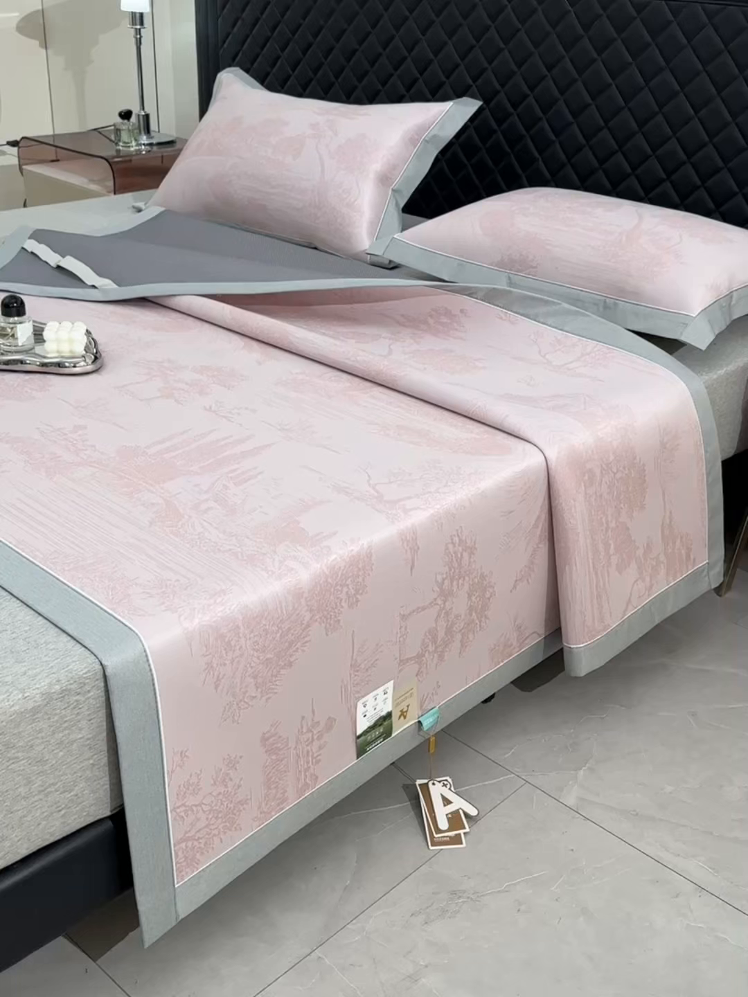 91家纺网 家纺一手货源 找家纺 小牛席业 2026新款【实拍风格】双PE高凉感-托斯卡纳凉感大提花冰丝席席子凉席 粉色