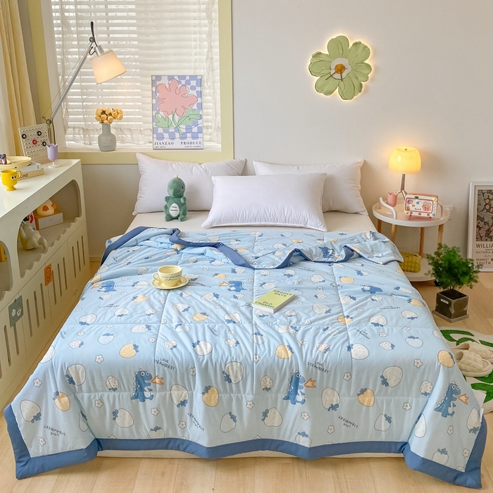 91家纺网 家纺一手货源 找家纺 帕拉美拉 2026新款A类印花冰凉丝凉感丝手包大宽边夏被 兰兰草莓园