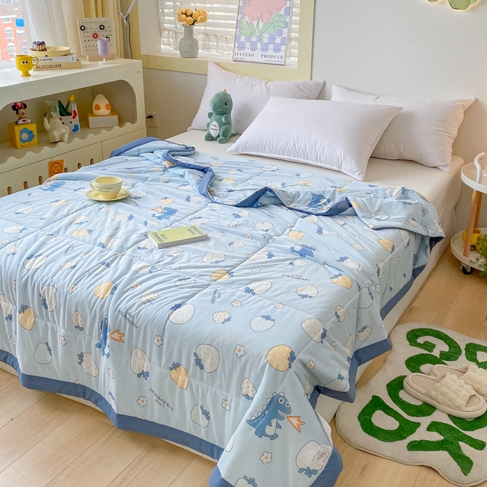 91家纺网 家纺一手货源 找家纺 帕拉美拉 2026新款A类印花冰凉丝凉感丝手包大宽边夏被 兰兰草莓园