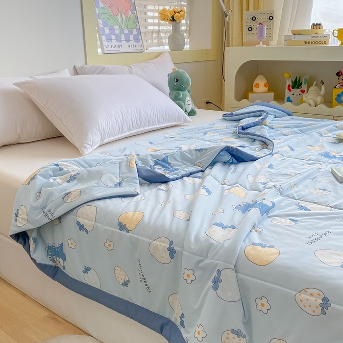 91家纺网 家纺一手货源 找家纺 帕拉美拉 2026新款A类印花冰凉丝凉感丝手包大宽边夏被 兰兰草莓园