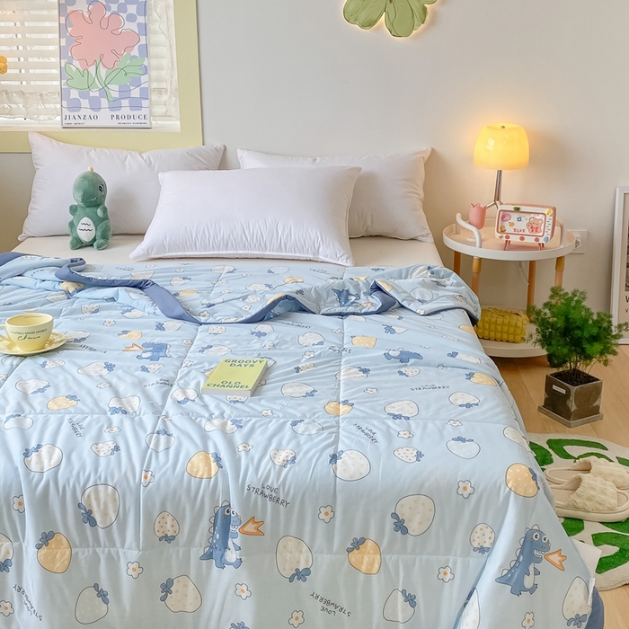 91家纺网 家纺一手货源 找家纺 帕拉美拉 2026新款A类印花冰凉丝凉感丝手包大宽边夏被 兰兰草莓园