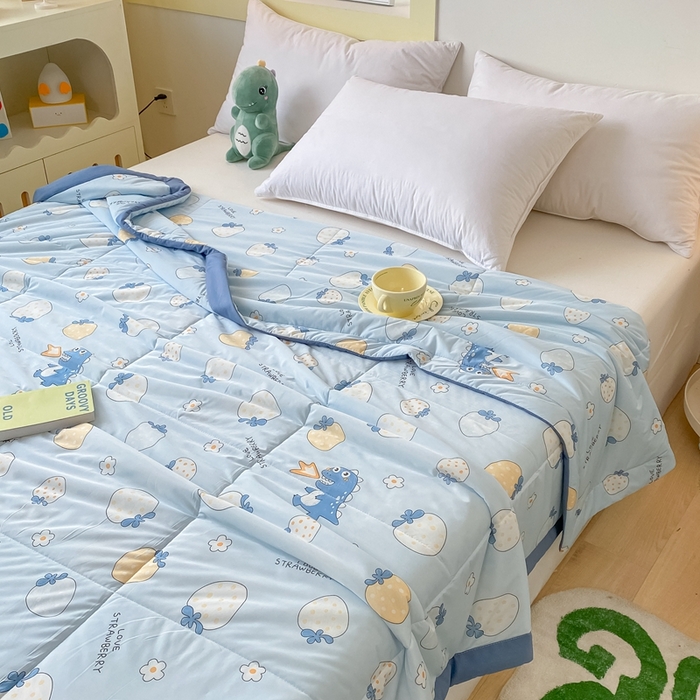 91家纺网 家纺一手货源 找家纺 帕拉美拉 2026新款A类印花冰凉丝凉感丝手包大宽边夏被 兰兰草莓园