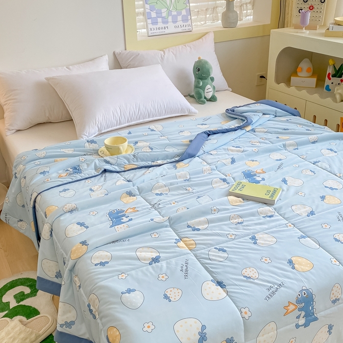 91家纺网 家纺一手货源 找家纺 帕拉美拉 2026新款A类印花冰凉丝凉感丝手包大宽边夏被 兰兰草莓园