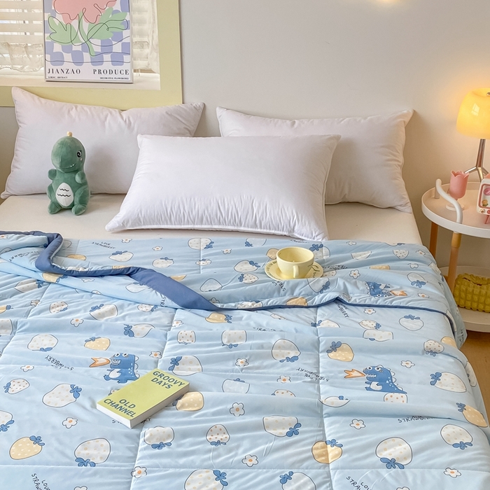 91家纺网 家纺一手货源 找家纺 帕拉美拉 2026新款A类印花冰凉丝凉感丝手包大宽边夏被 兰兰草莓园