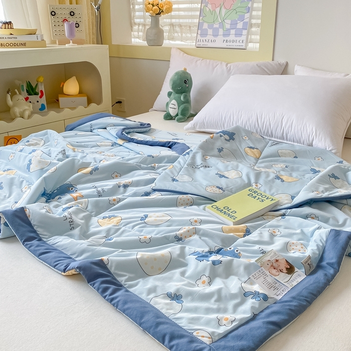 91家纺网 家纺一手货源 找家纺 帕拉美拉 2026新款A类印花冰凉丝凉感丝手包大宽边夏被 兰兰草莓园