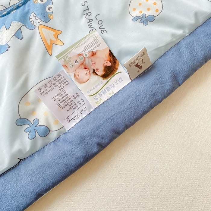 91家纺网 家纺一手货源 找家纺 帕拉美拉 2026新款A类印花冰凉丝凉感丝手包大宽边夏被 兰兰草莓园