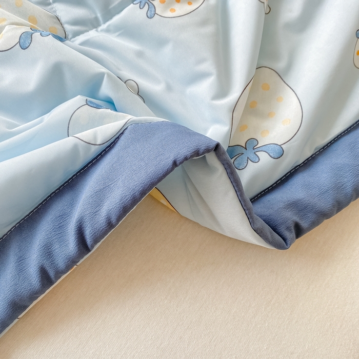 91家纺网 家纺一手货源 找家纺 帕拉美拉 2026新款A类印花冰凉丝凉感丝手包大宽边夏被 兰兰草莓园