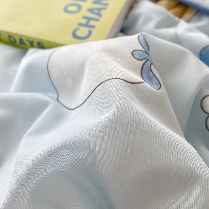 91家纺网 家纺一手货源 找家纺 帕拉美拉 2026新款A类印花冰凉丝凉感丝手包大宽边夏被 兰兰草莓园