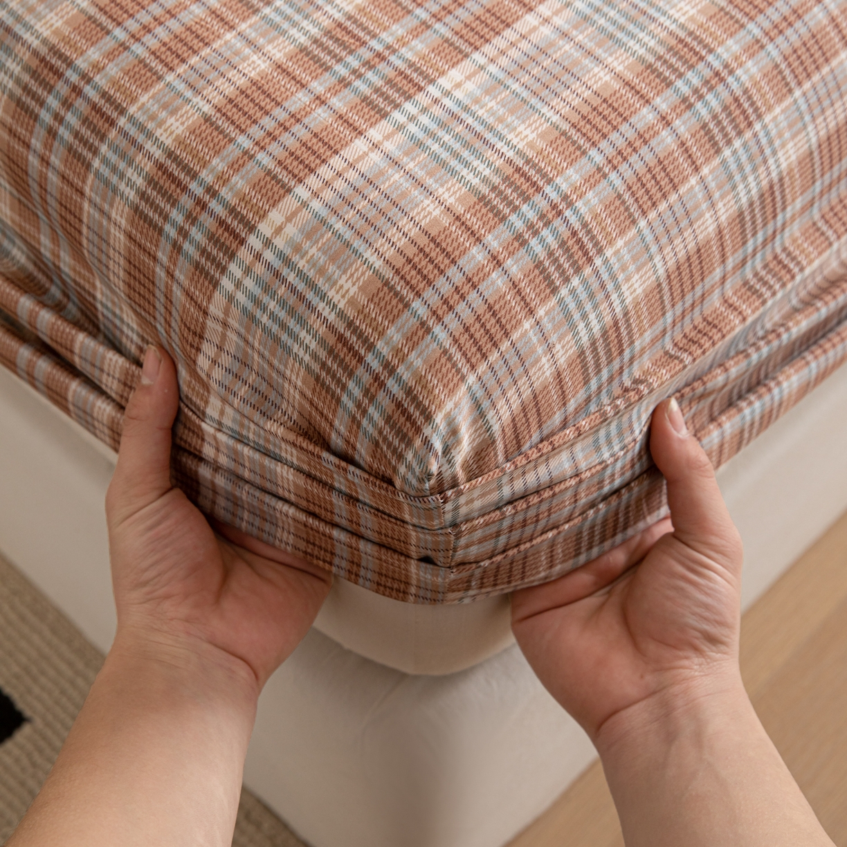 91家纺网 家纺一手货源 找家纺 简宜家居（朝初家纺） 2026新款40支13070全棉简约格子系列A版床笠 赤茶格