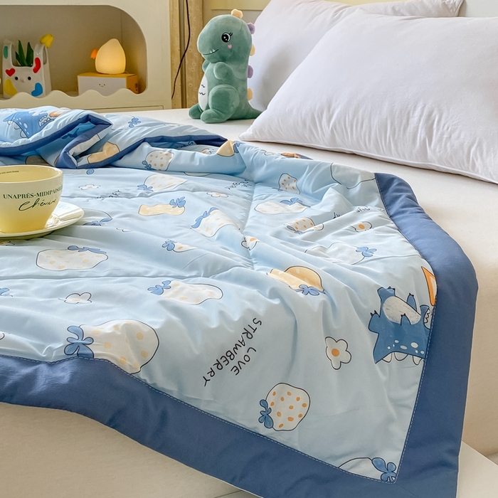 91家纺网 家纺一手货源 找家纺 帕拉美拉 2026新款A类印花冰凉丝凉感丝手包大宽边夏被 兰兰草莓园