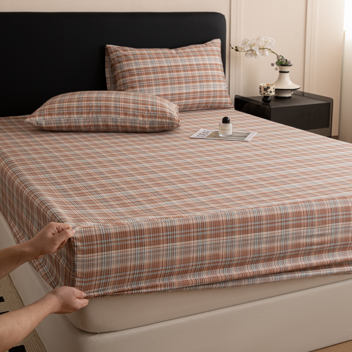 91家纺网 家纺一手货源 找家纺 简宜家居（朝初家纺） 2026新款40支13070全棉简约格子系列A版床笠 赤茶格