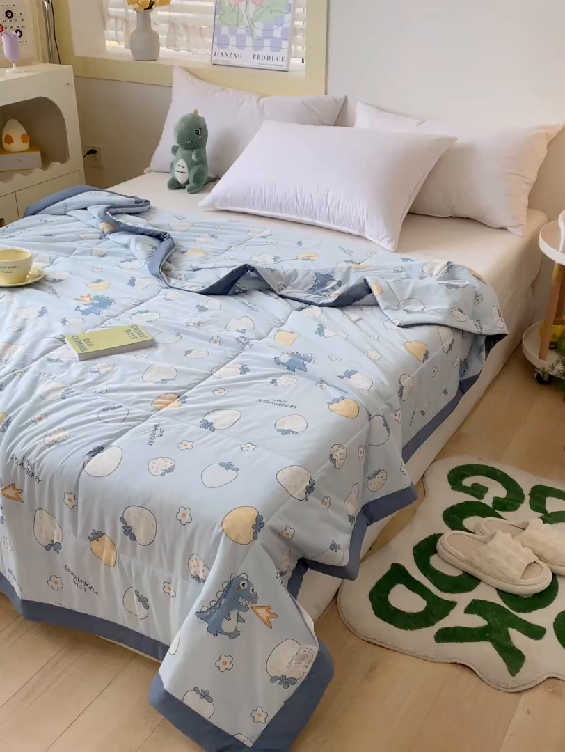 91家纺网 家纺一手货源 找家纺 帕拉美拉 2026新款A类印花冰凉丝凉感丝手包大宽边夏被 兰兰草莓园