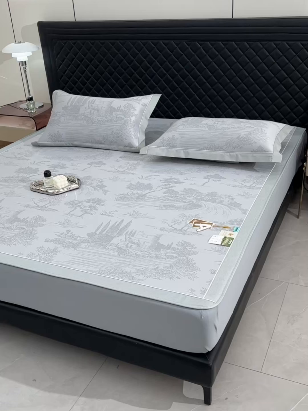 91家纺网 家纺一手货源 找家纺 小牛席业 2026新款【实拍风格】双PE高凉感-托斯卡纳凉感大提花冰丝席席子凉席-床笠款 灰色