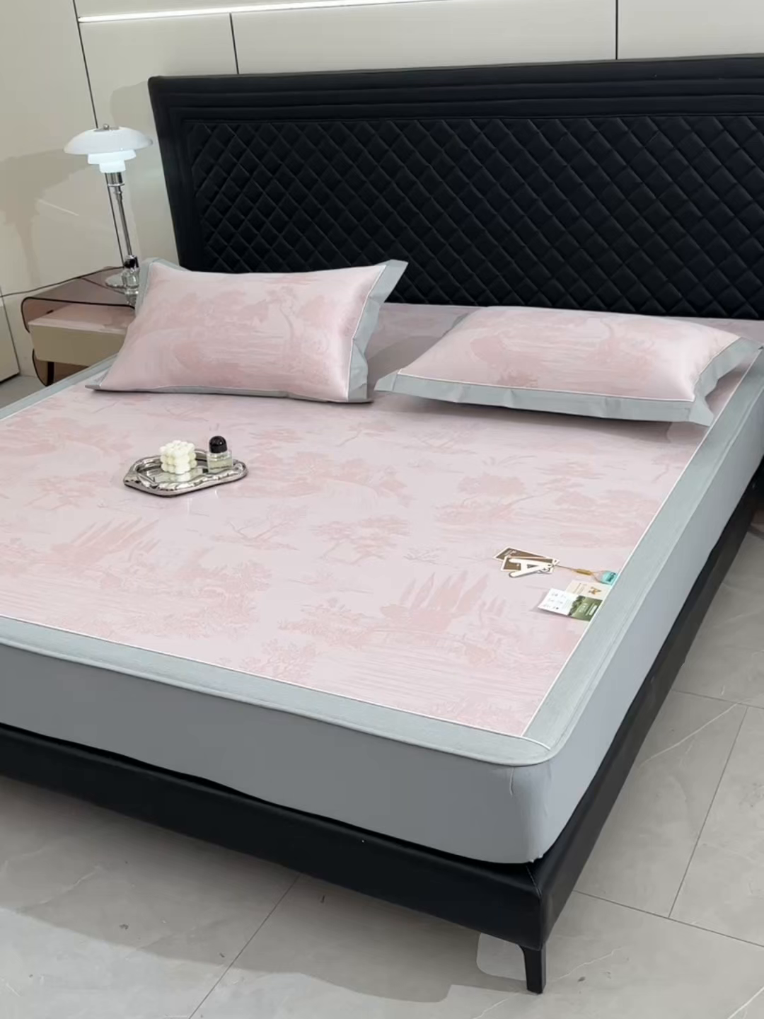 91家纺网 家纺一手货源 找家纺 小牛席业 2026新款【实拍风格】双PE高凉感-托斯卡纳凉感大提花冰丝席席子凉席-床笠款 粉色