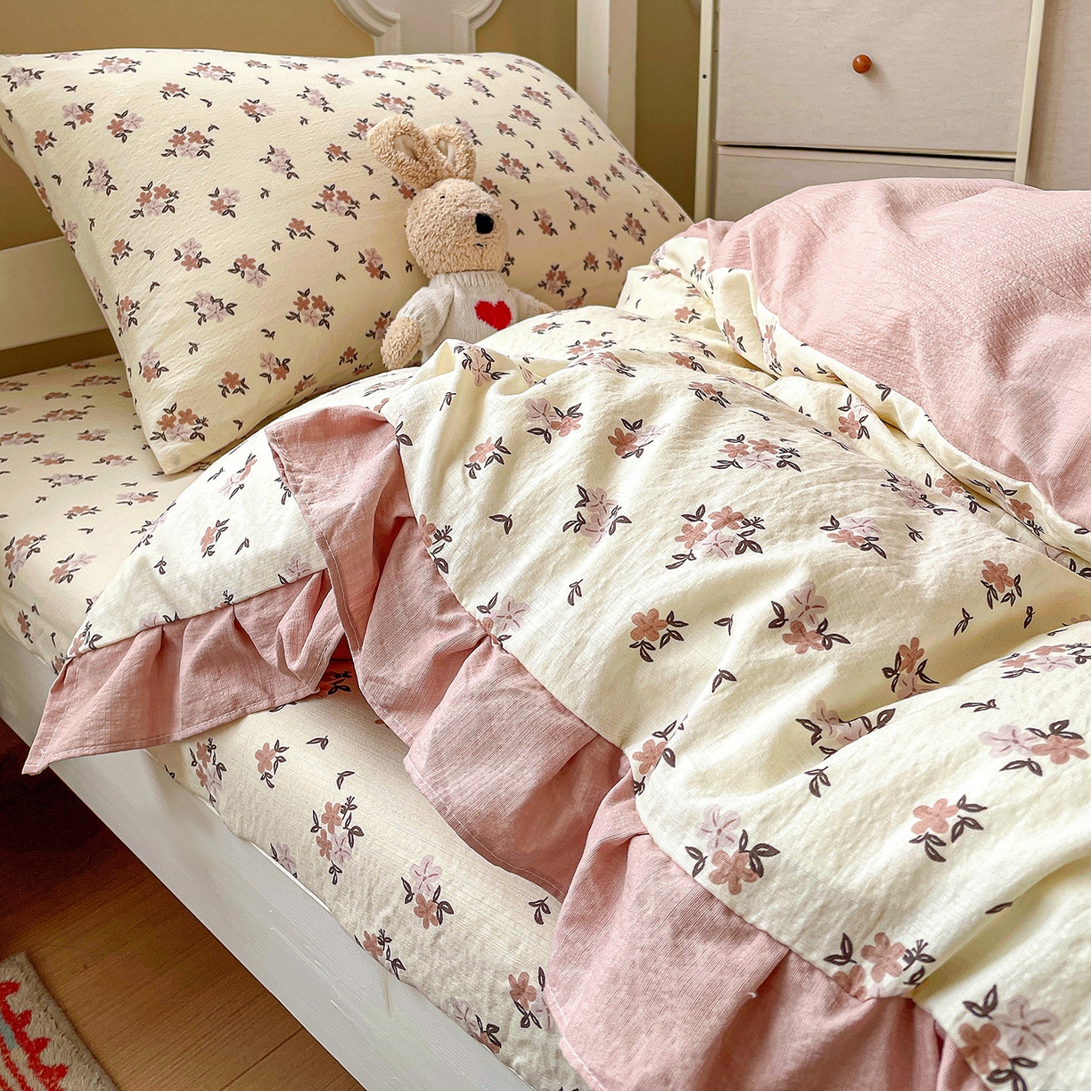 91家纺网 家纺一手货源 找家纺 纽缦家纺 2026新款云感提花双层纱学生床韩版床单床笠三四件套 苏瑾