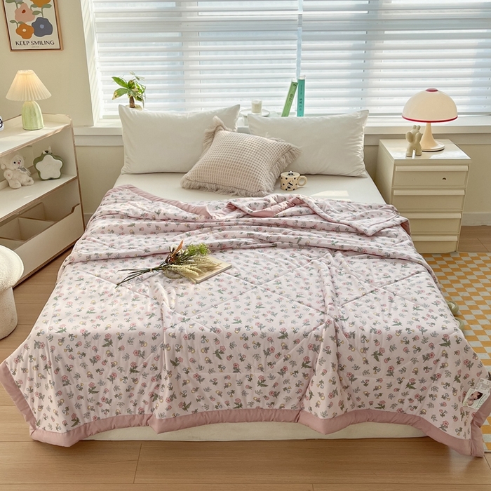 91家纺网 家纺一手货源 找家纺 帕拉美拉 2026新款A类印花冰凉丝凉感丝手包大宽边夏被 莫奈花园-粉