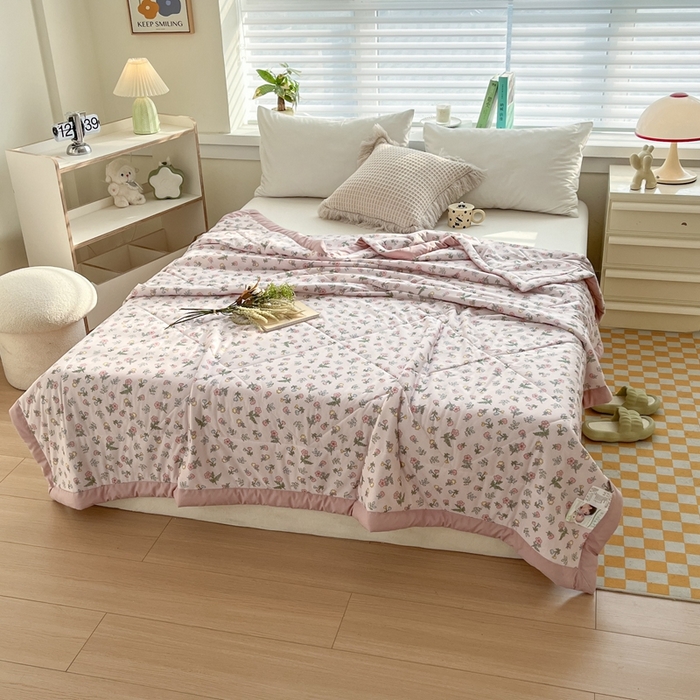 91家纺网 家纺一手货源 找家纺 帕拉美拉 2026新款A类印花冰凉丝凉感丝手包大宽边夏被 莫奈花园-粉