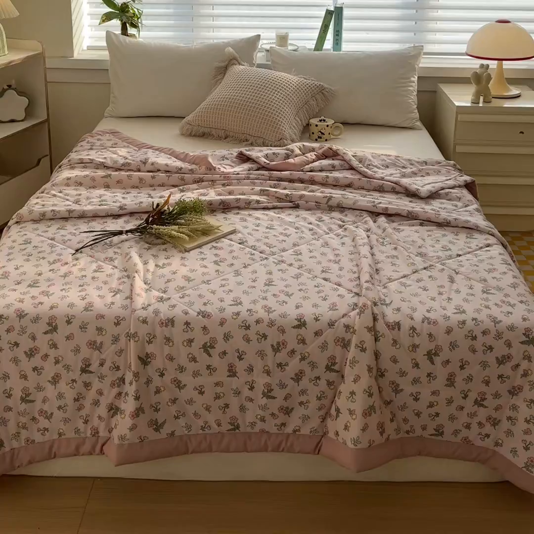 91家纺网 家纺一手货源 找家纺 帕拉美拉 2026新款A类印花冰凉丝凉感丝手包大宽边夏被 莫奈花园-粉