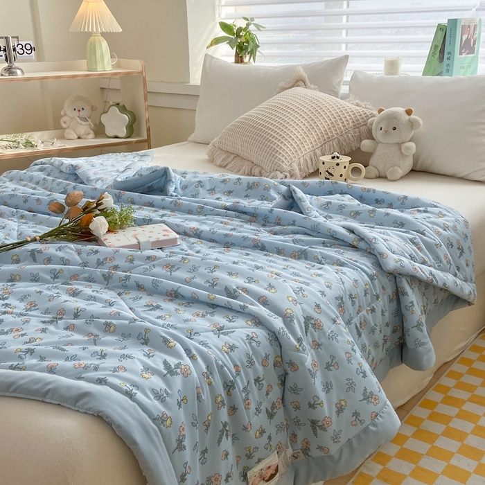 91家纺网 家纺一手货源 找家纺 帕拉美拉 2026新款A类印花冰凉丝凉感丝手包大宽边夏被 莫奈花园-蓝