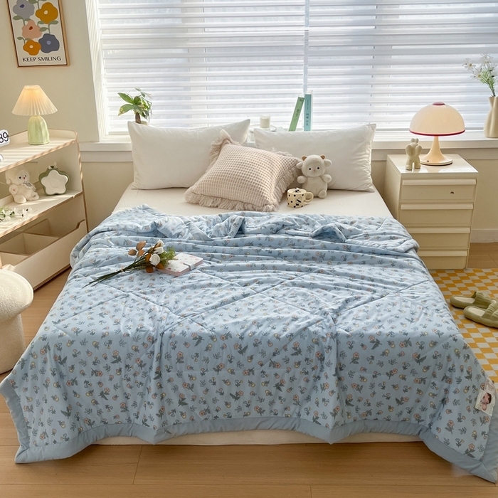 91家纺网 家纺一手货源 找家纺 帕拉美拉 2026新款A类印花冰凉丝凉感丝手包大宽边夏被 莫奈花园-蓝