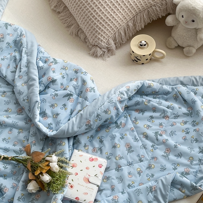 91家纺网 家纺一手货源 找家纺 帕拉美拉 2026新款A类印花冰凉丝凉感丝手包大宽边夏被 莫奈花园-蓝