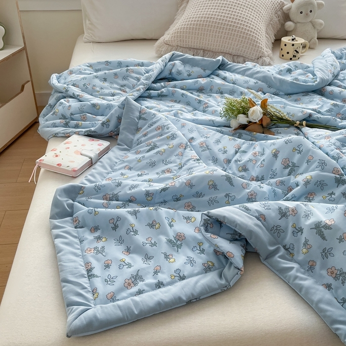 91家纺网 家纺一手货源 找家纺 帕拉美拉 2026新款A类印花冰凉丝凉感丝手包大宽边夏被 莫奈花园-蓝