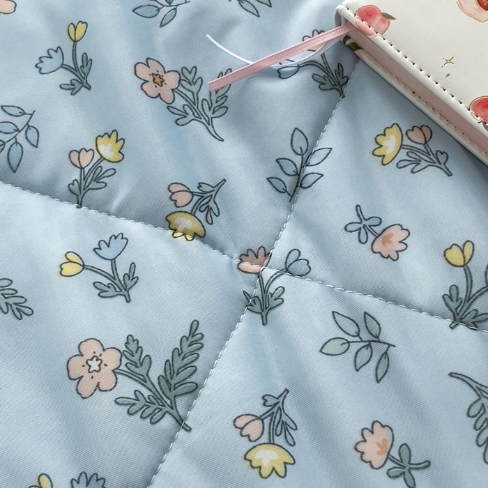 91家纺网 家纺一手货源 找家纺 帕拉美拉 2026新款A类印花冰凉丝凉感丝手包大宽边夏被 莫奈花园-蓝