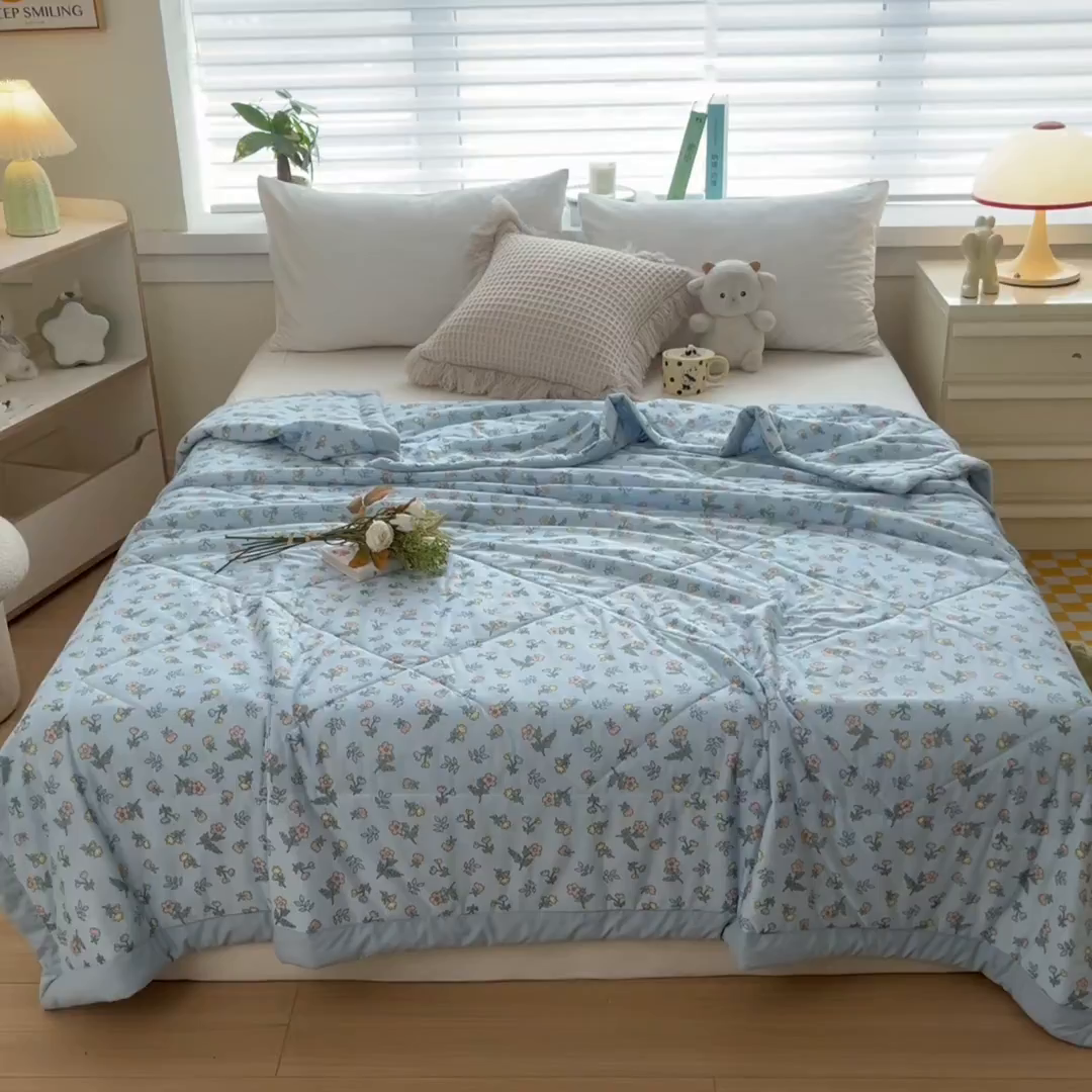 91家纺网 家纺一手货源 找家纺 帕拉美拉 2026新款A类印花冰凉丝凉感丝手包大宽边夏被 莫奈花园-蓝