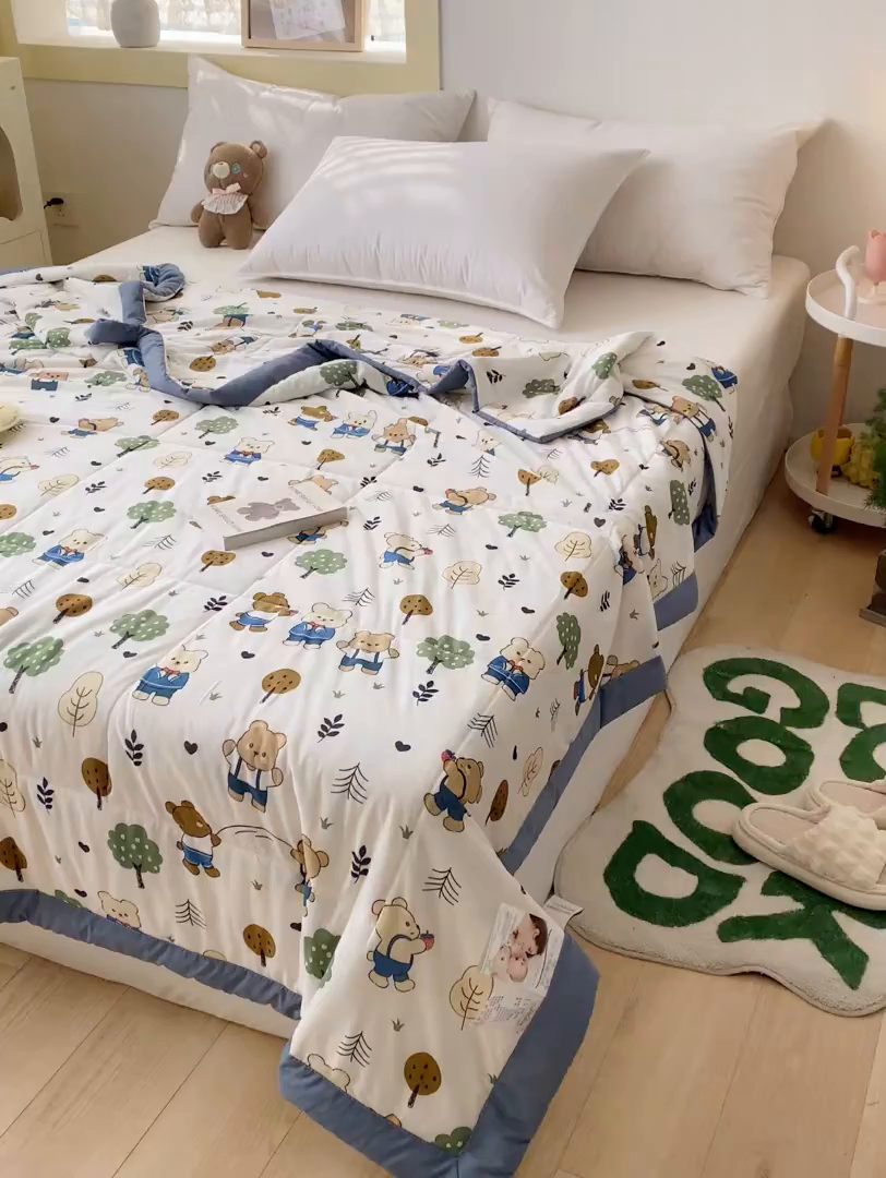 91家纺网 家纺一手货源 找家纺 帕拉美拉 2026新款A类印花冰凉丝凉感丝手包大宽边夏被 熊熊聚会