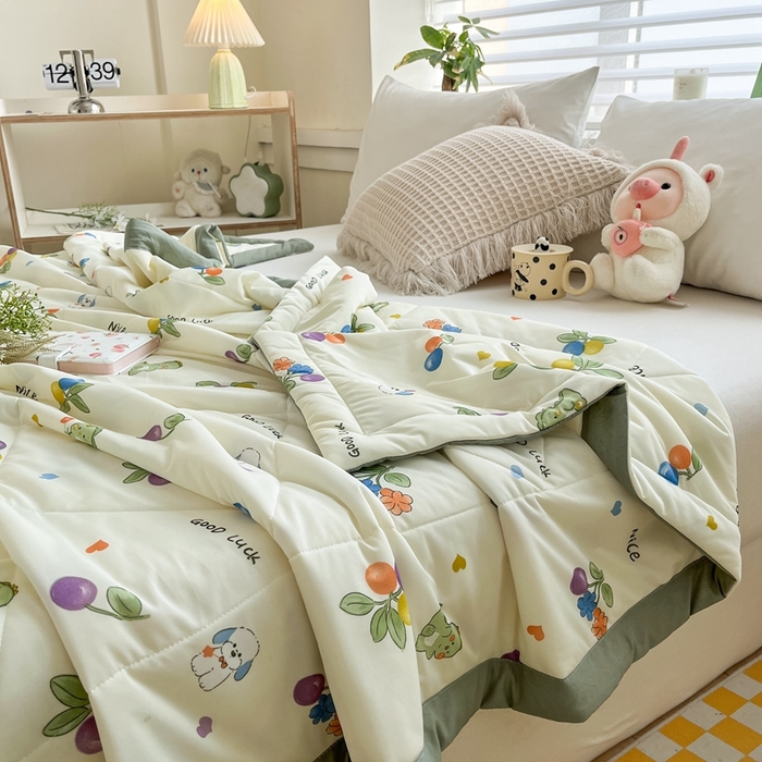 91家纺网 家纺一手货源 找家纺 帕拉美拉 2026新款A类印花冰凉丝凉感丝手包大宽边夏被 樱桃恐龙