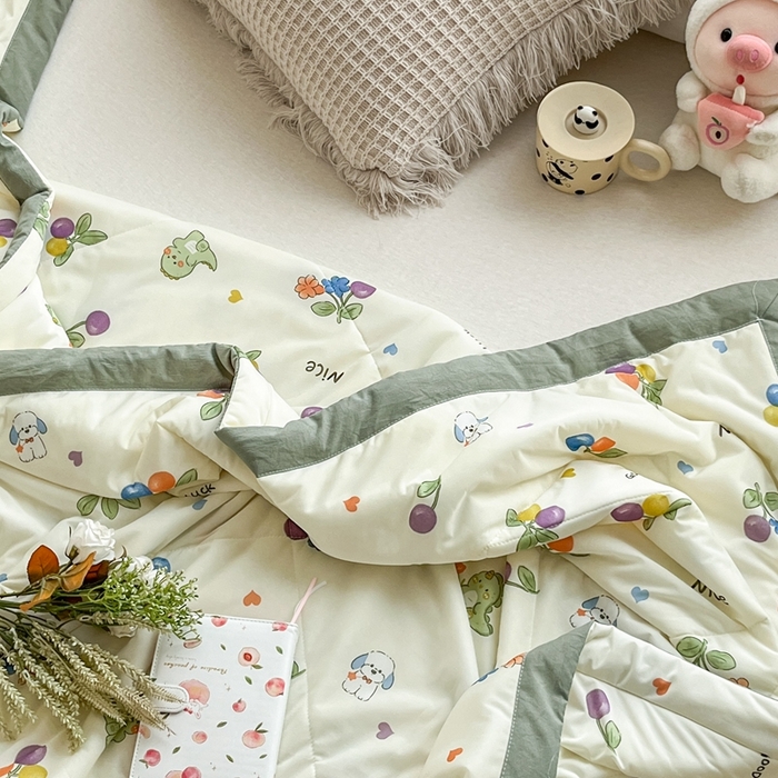 91家纺网 家纺一手货源 找家纺 帕拉美拉 2026新款A类印花冰凉丝凉感丝手包大宽边夏被 樱桃恐龙