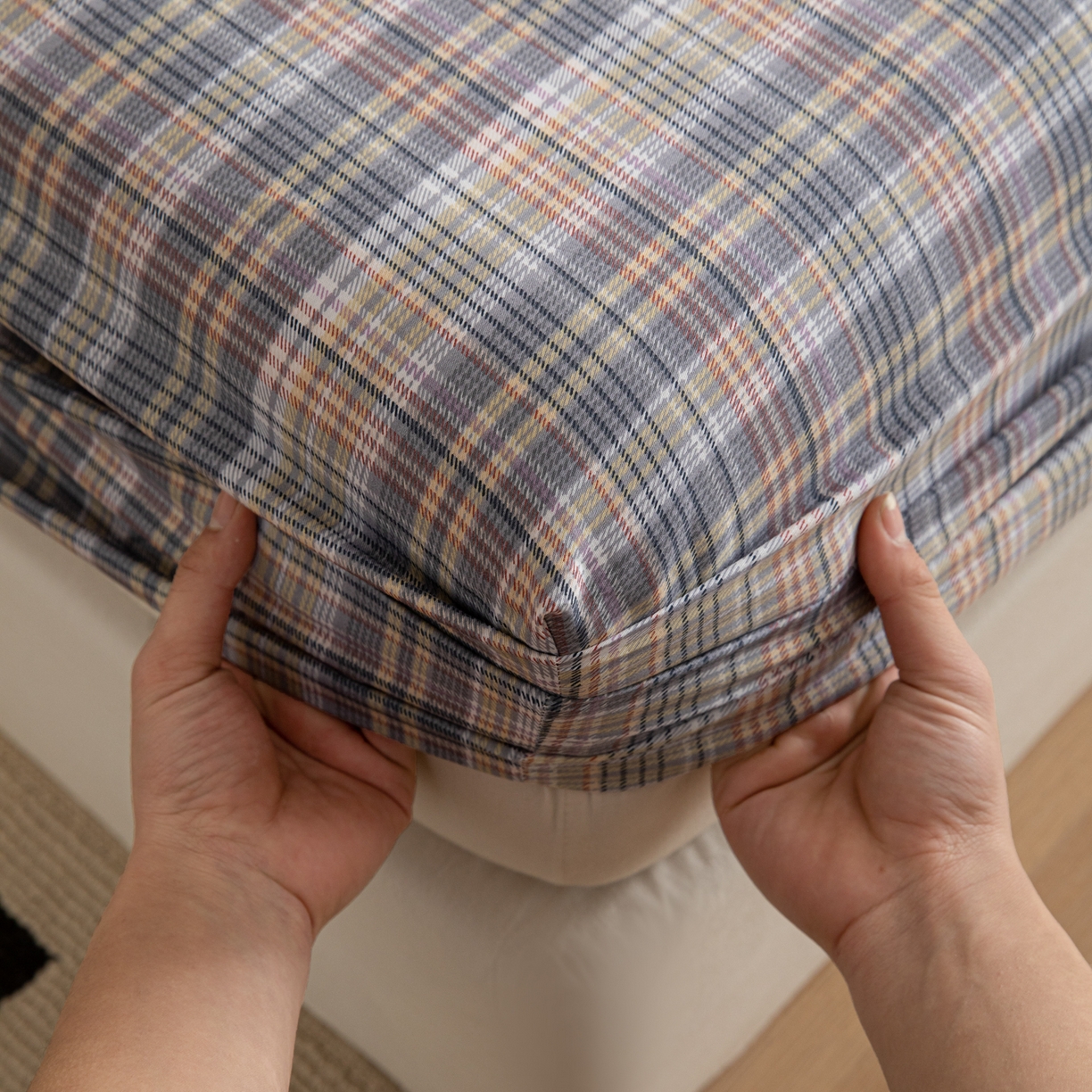 91家纺网 家纺一手货源 找家纺 简宜家居（朝初家纺） 2026新款40支13070全棉简约格子系列A版床笠 雾蓝格