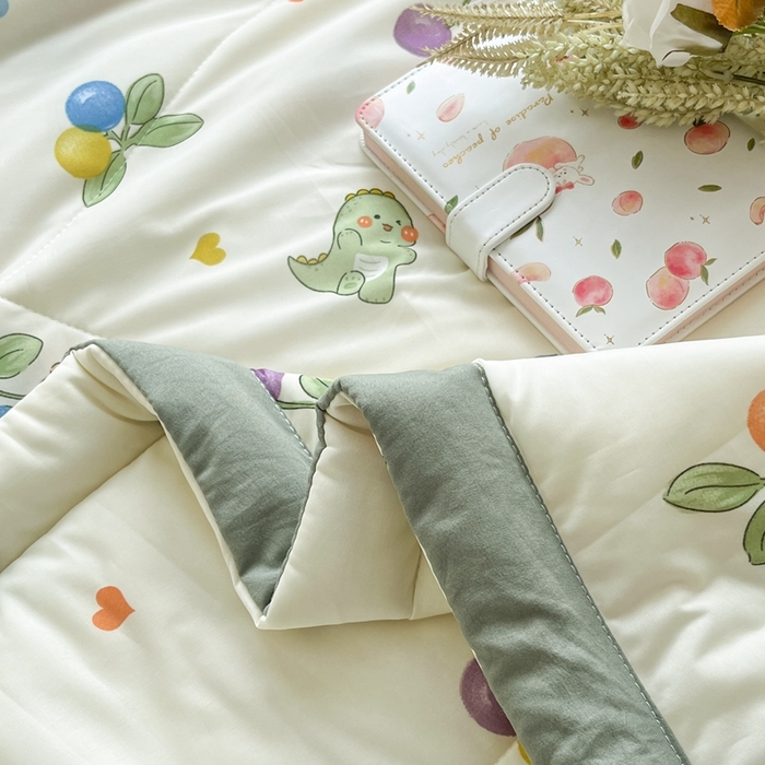 91家纺网 家纺一手货源 找家纺 帕拉美拉 2026新款A类印花冰凉丝凉感丝手包大宽边夏被 樱桃恐龙