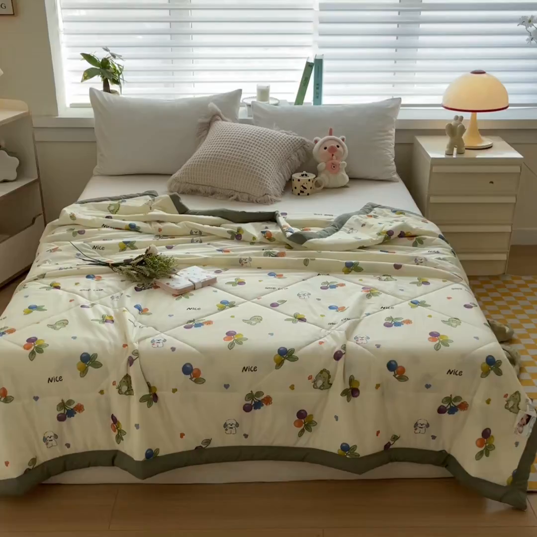 91家纺网 家纺一手货源 找家纺 帕拉美拉 2026新款A类印花冰凉丝凉感丝手包大宽边夏被 樱桃恐龙