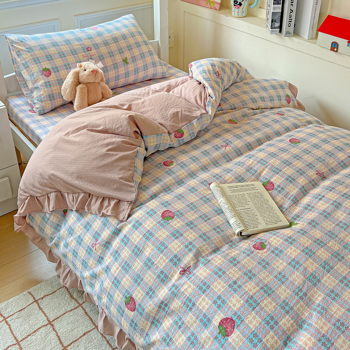 91家纺网 家纺一手货源 找家纺 纽缦家纺 2026新款云感提花双层纱学生床韩版床单床笠三四件套 有草莓的地方