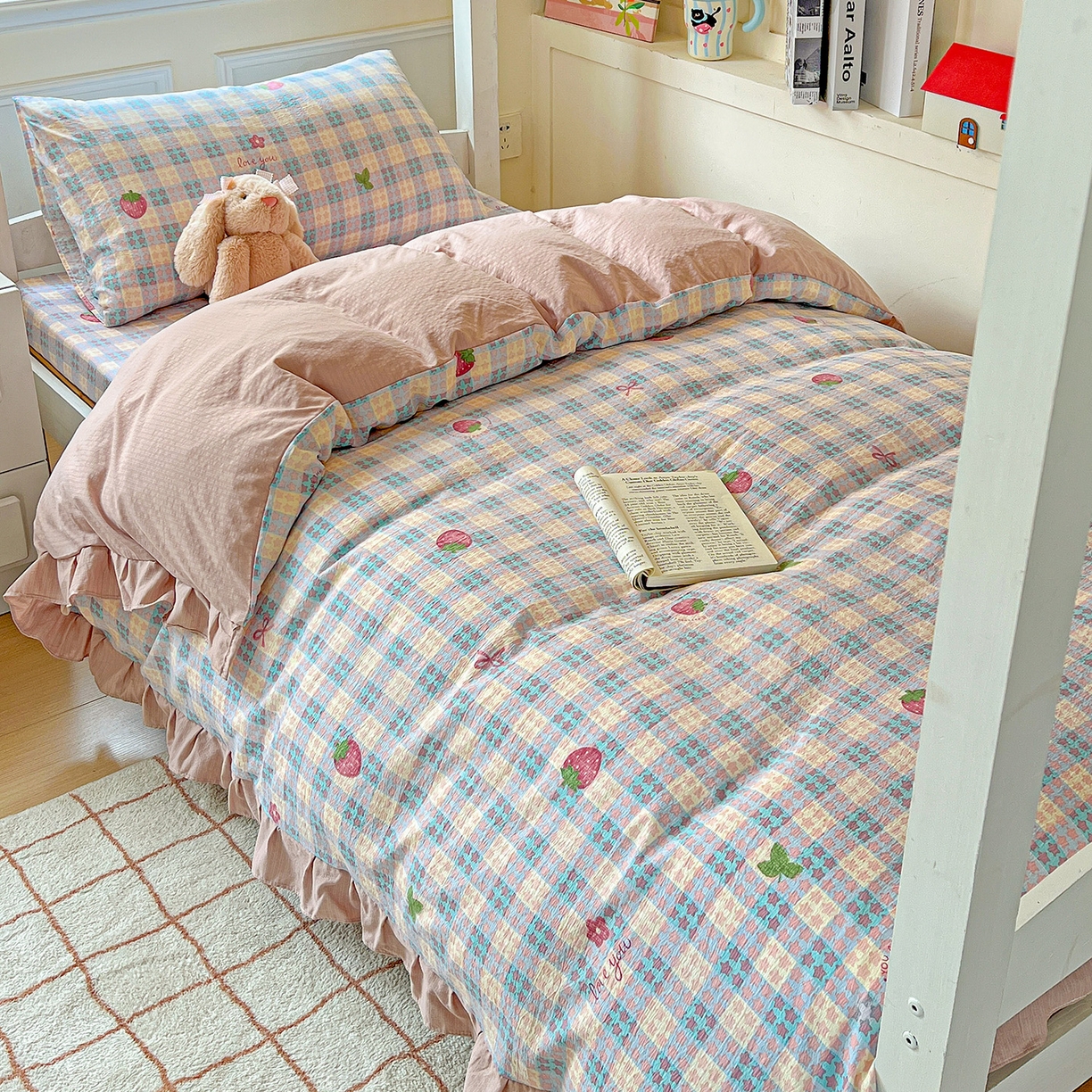 91家纺网 家纺一手货源 找家纺 纽缦家纺 2026新款云感提花双层纱学生床韩版床单床笠三四件套 有草莓的地方