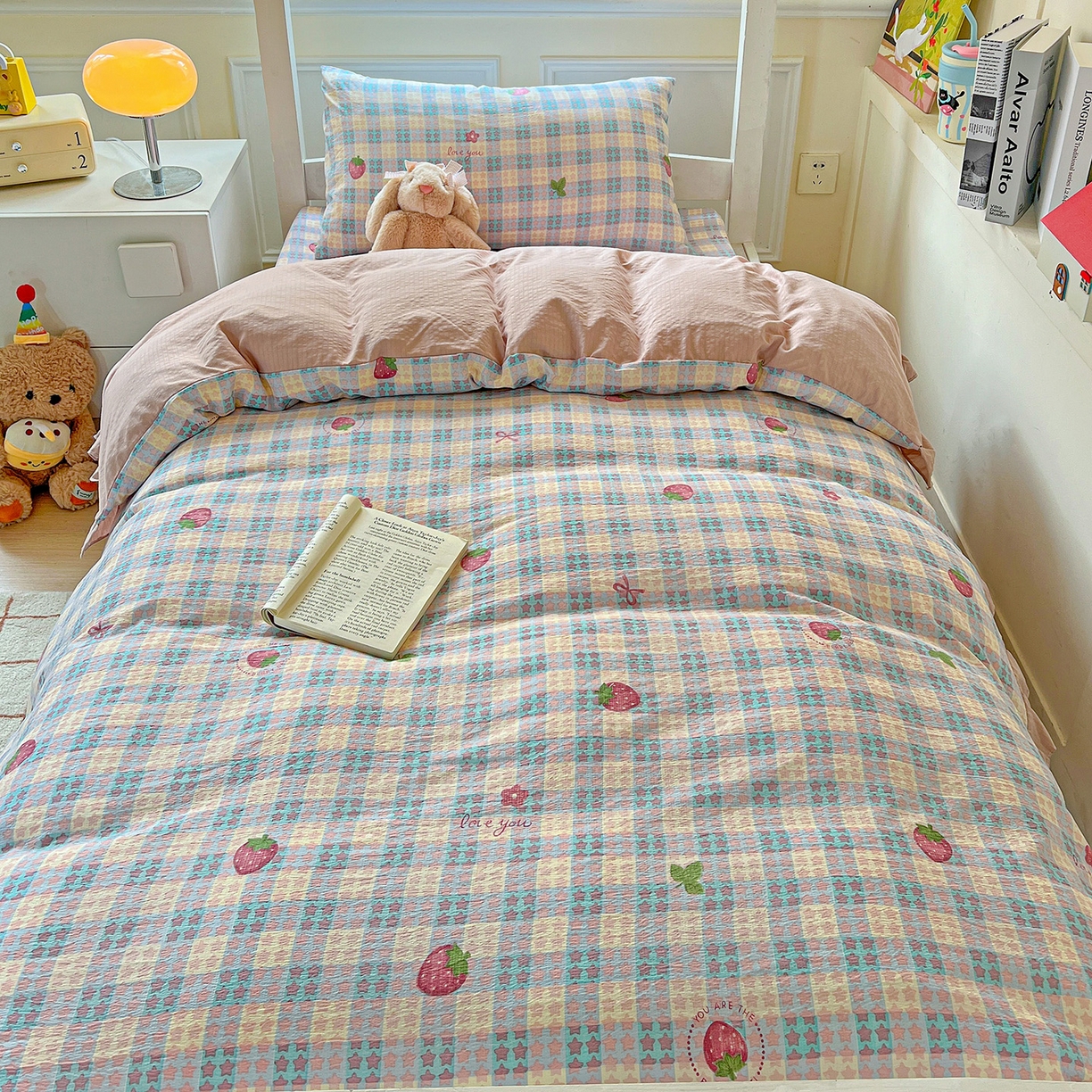 91家纺网 家纺一手货源 找家纺 纽缦家纺 2026新款云感提花双层纱学生床韩版床单床笠三四件套 有草莓的地方