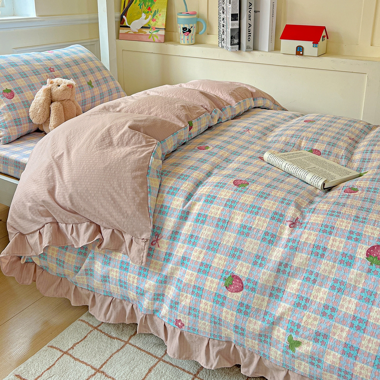 91家纺网 家纺一手货源 找家纺 纽缦家纺 2026新款云感提花双层纱学生床韩版床单床笠三四件套 有草莓的地方