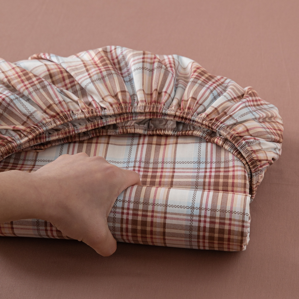 91家纺网 家纺一手货源 找家纺 简宜家居（朝初家纺） 2026新款40支13070全棉简约格子系列A版床笠 英伦-焦糖