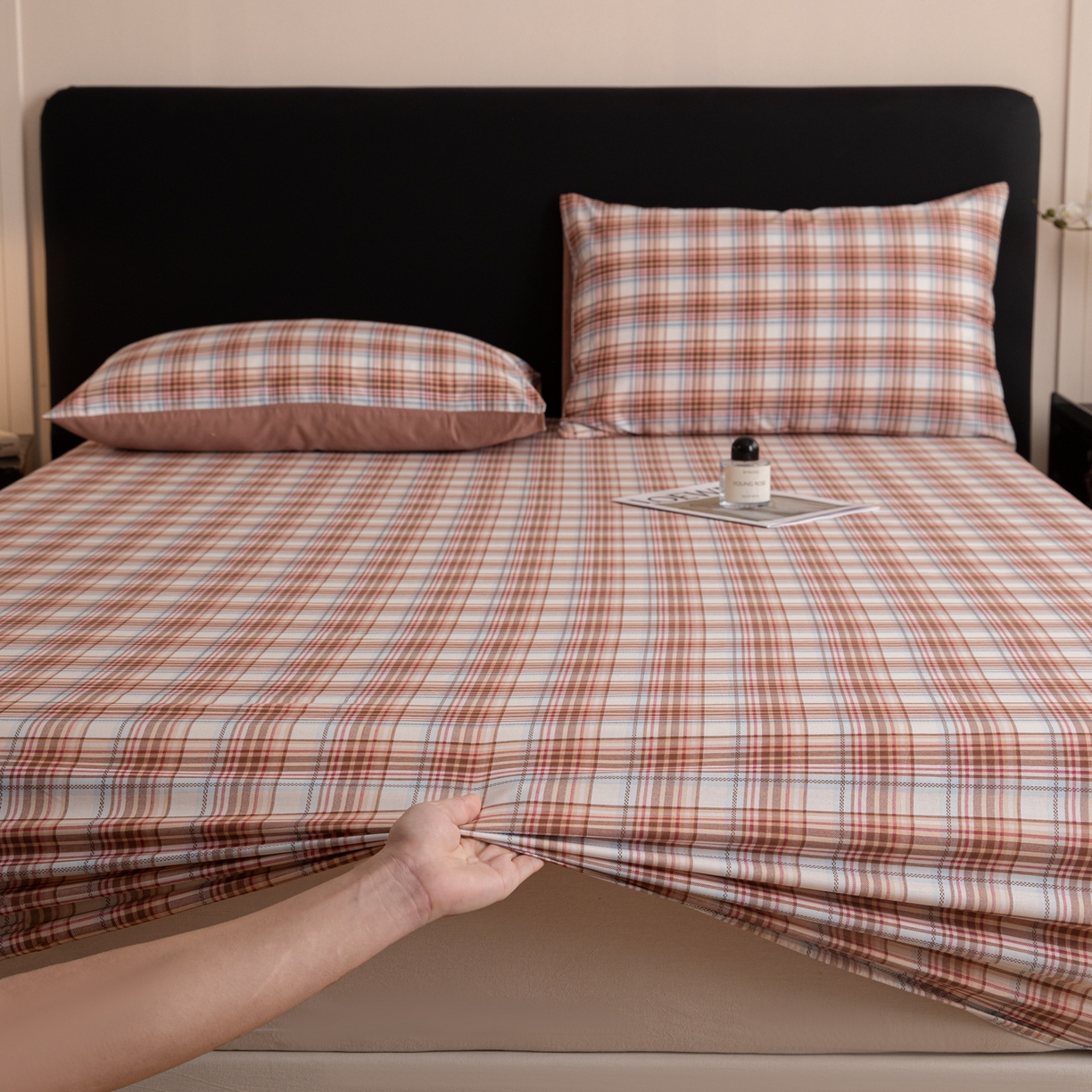 91家纺网 家纺一手货源 找家纺 简宜家居（朝初家纺） 2026新款40支13070全棉简约格子系列A版床笠 英伦-焦糖