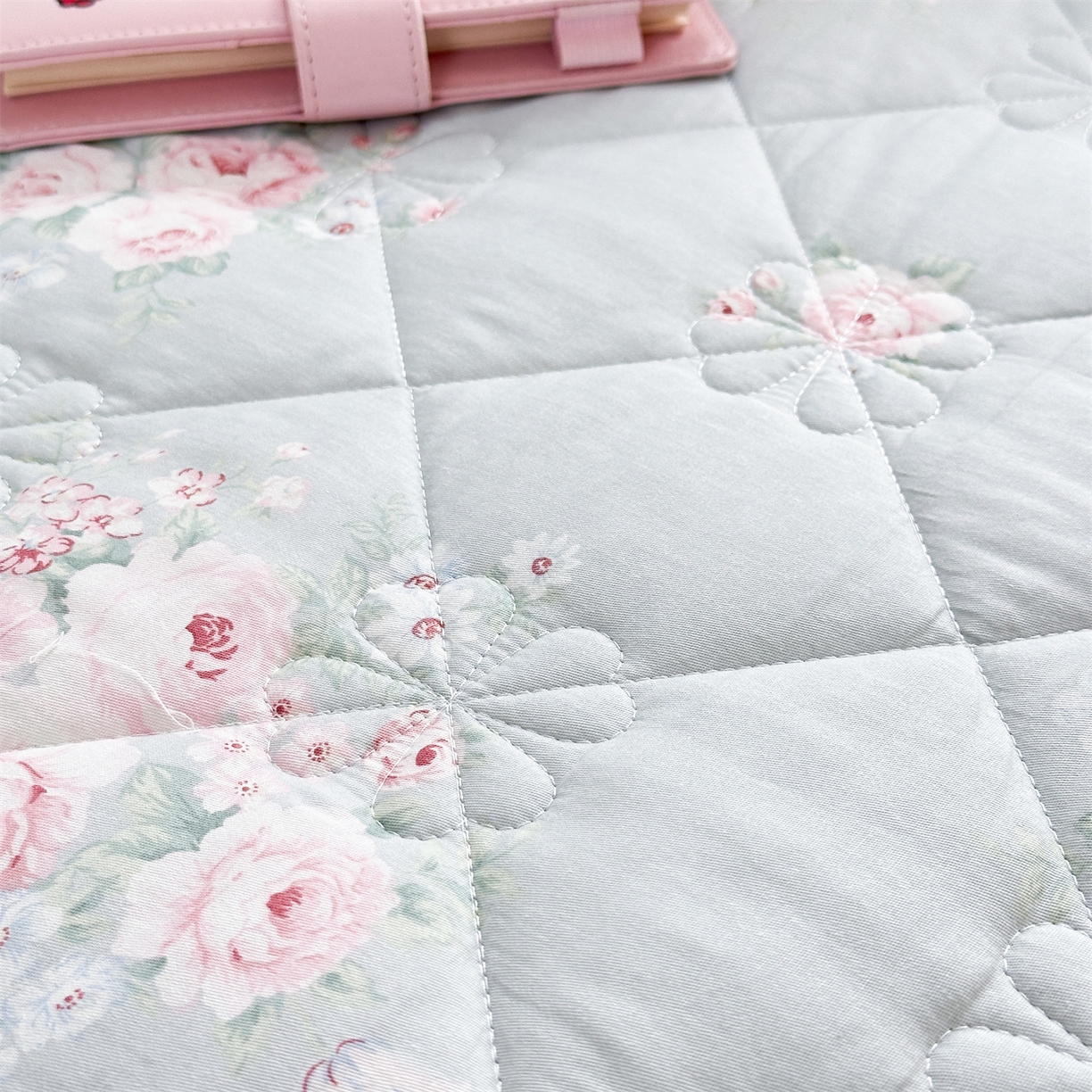 91家纺网 家纺一手货源 找家纺 忘忧草 2026春夏新款全棉纯棉夹棉印花床裙床裙单件 花疏影