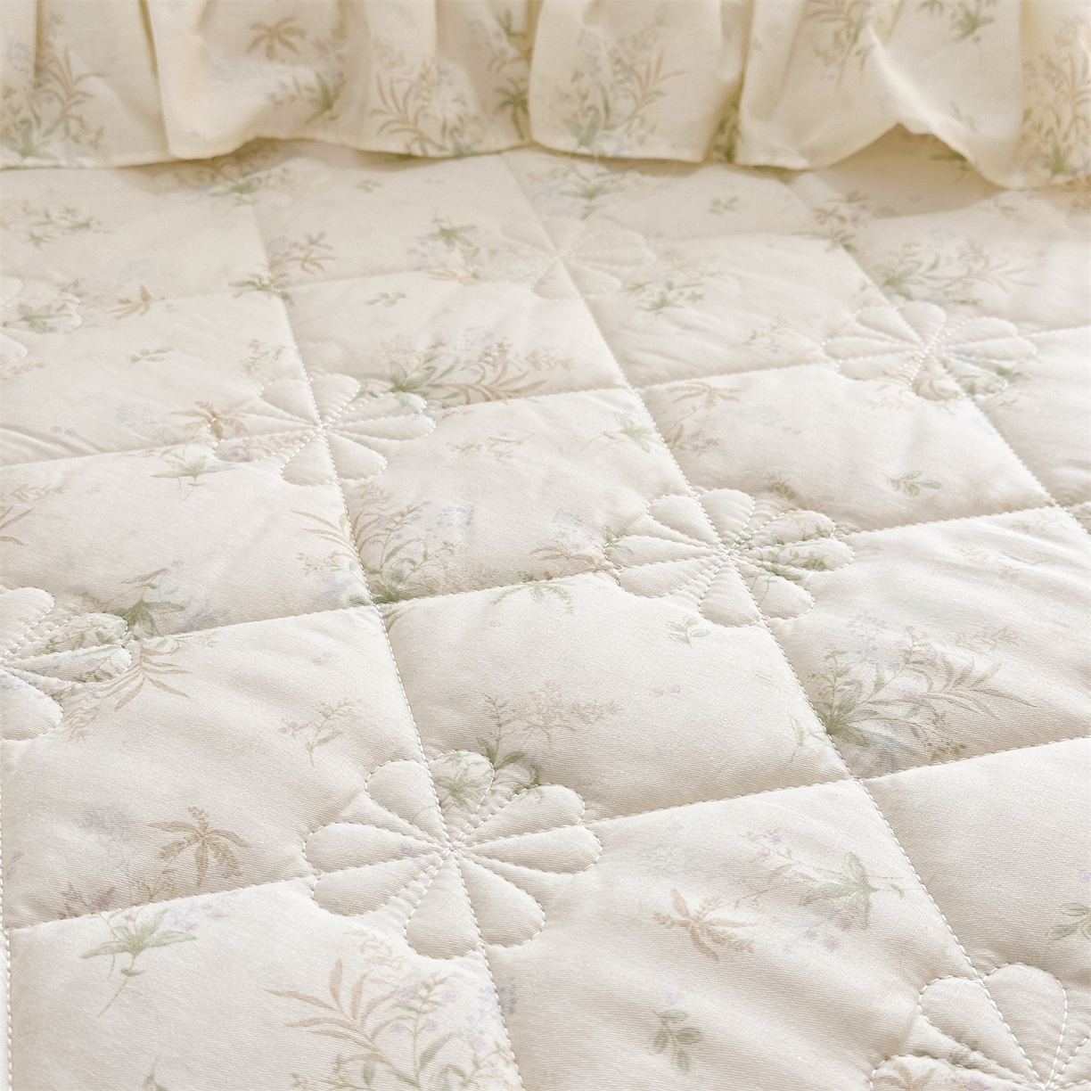 91家纺网 家纺一手货源 找家纺 忘忧草 2026春夏新款全棉纯棉夹棉印花床裙床裙单件 花仙子