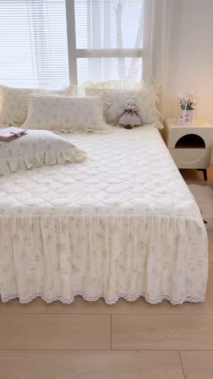 91家纺网 家纺一手货源 找家纺 忘忧草 2026春夏新款全棉纯棉夹棉印花床裙床裙单件 花仙子