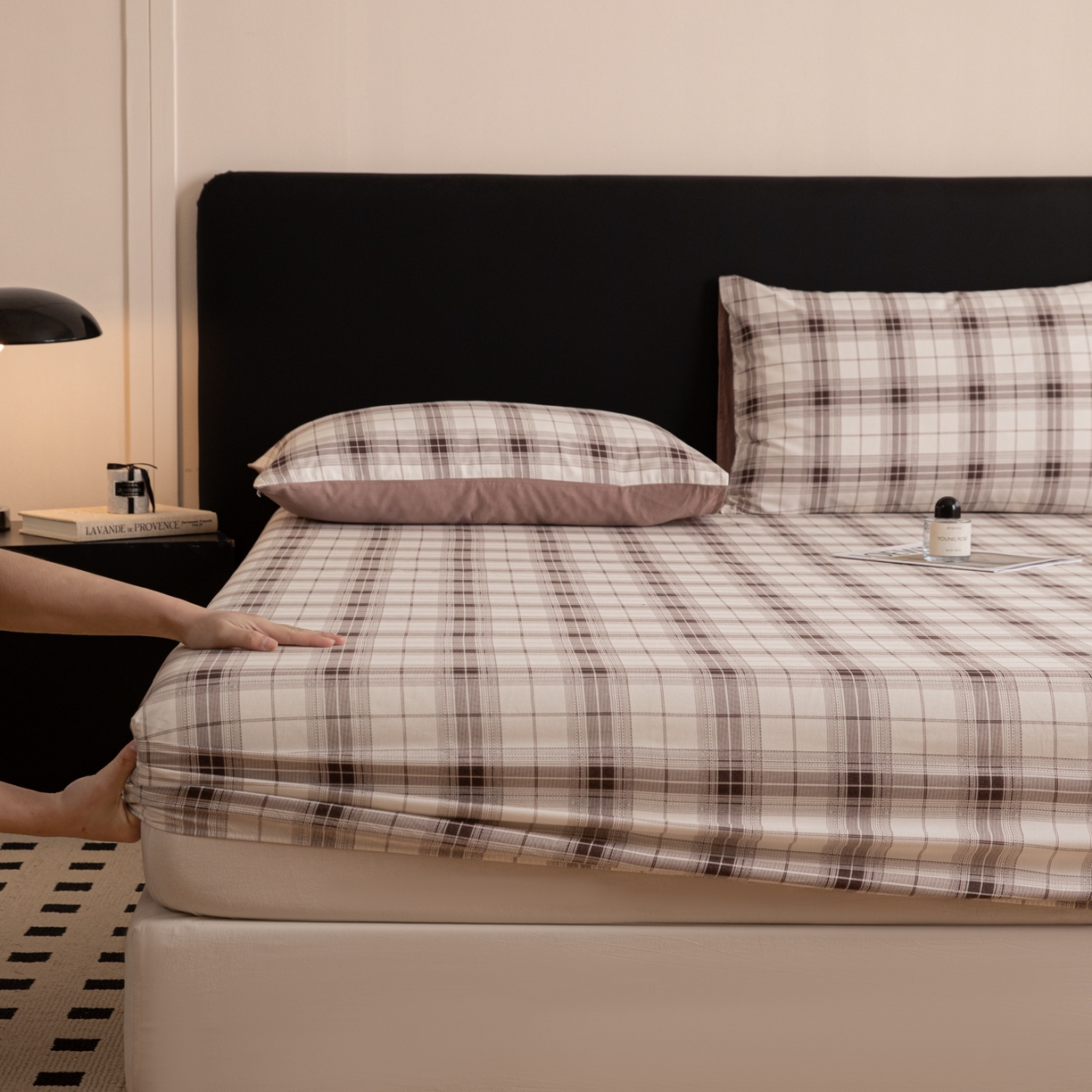 91家纺网 家纺一手货源 找家纺 简宜家居（朝初家纺） 2026新款40支13070全棉简约格子系列A版床笠 英伦-棕咖