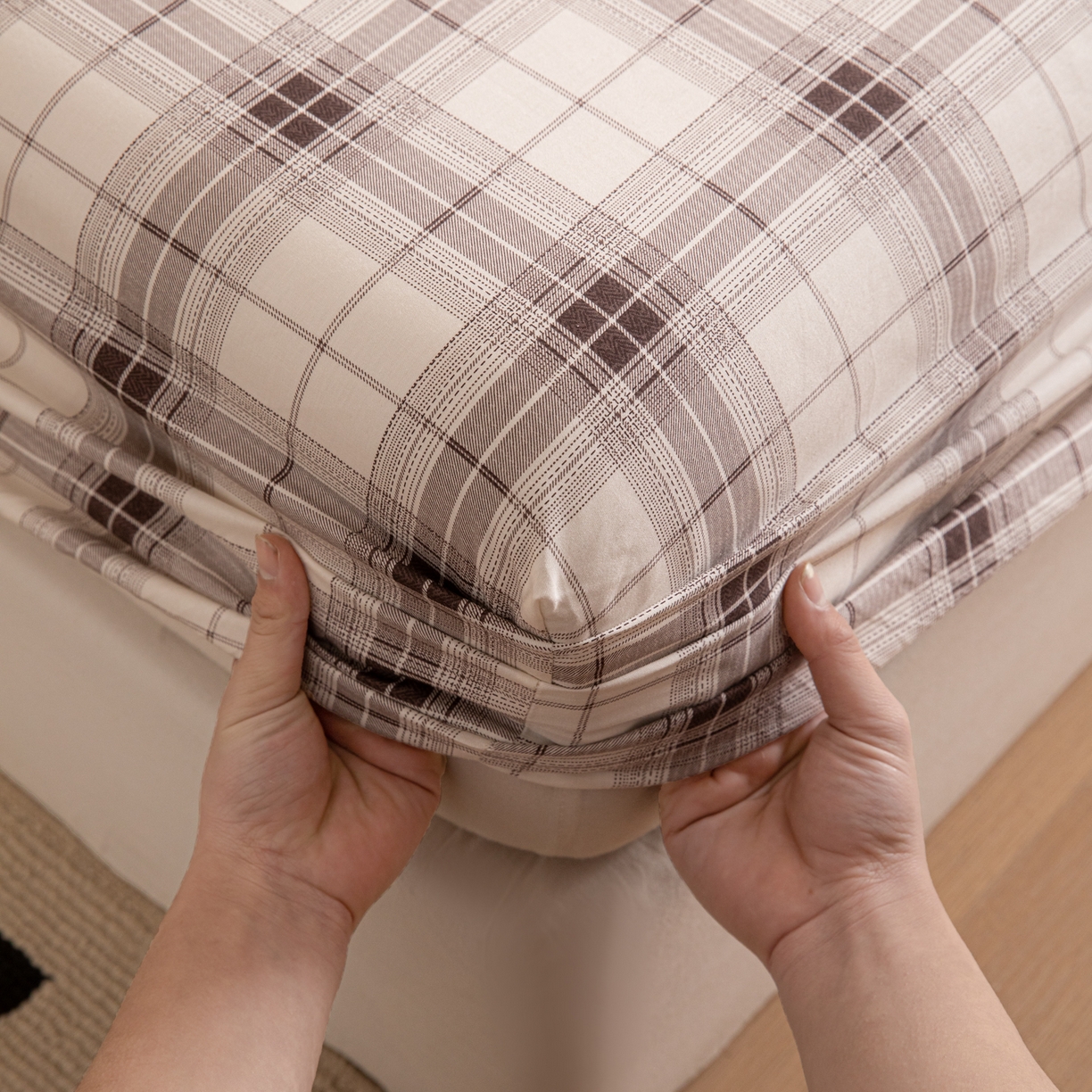 91家纺网 家纺一手货源 找家纺 简宜家居（朝初家纺） 2026新款40支13070全棉简约格子系列A版床笠 英伦-棕咖