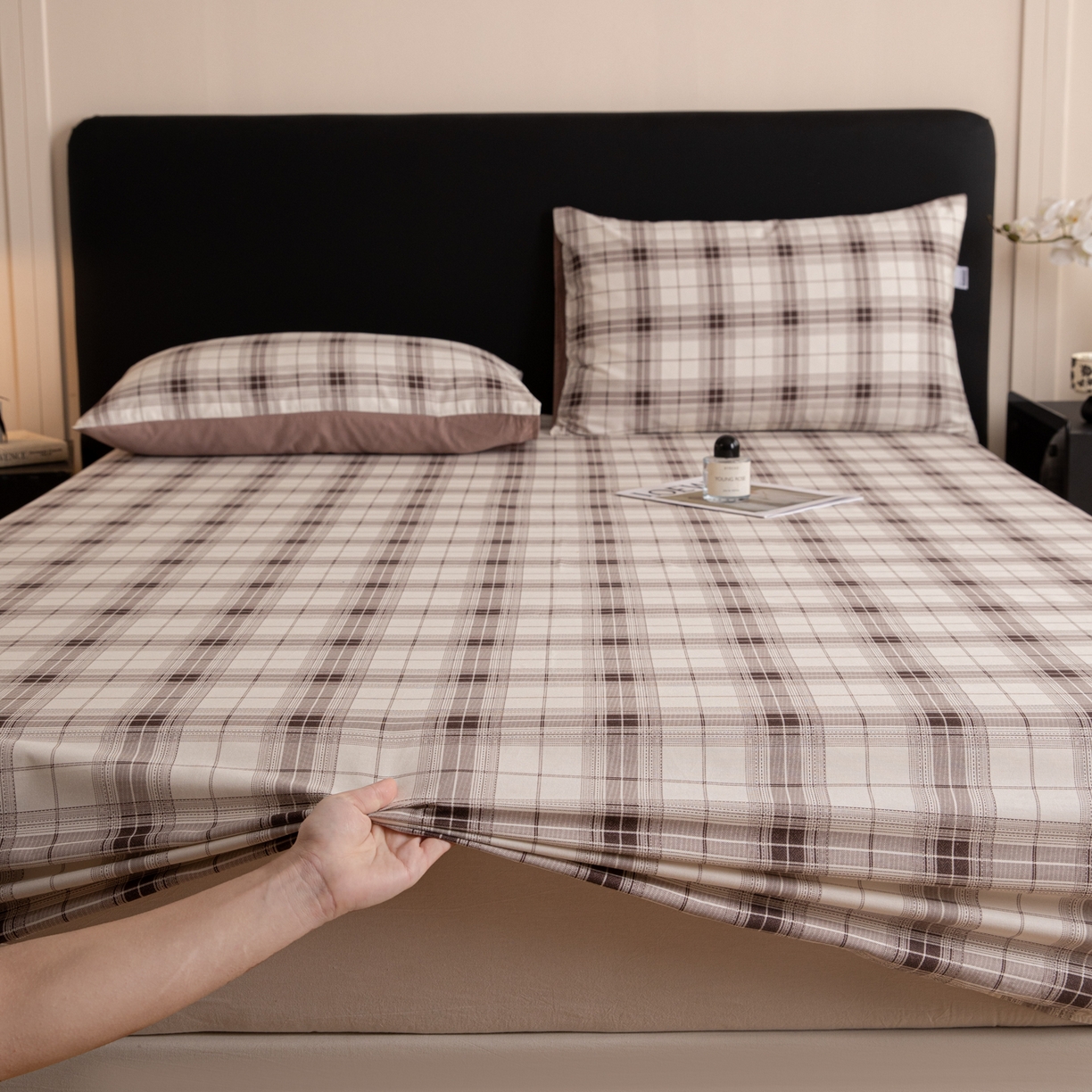 91家纺网 家纺一手货源 找家纺 简宜家居（朝初家纺） 2026新款40支13070全棉简约格子系列A版床笠 英伦-棕咖