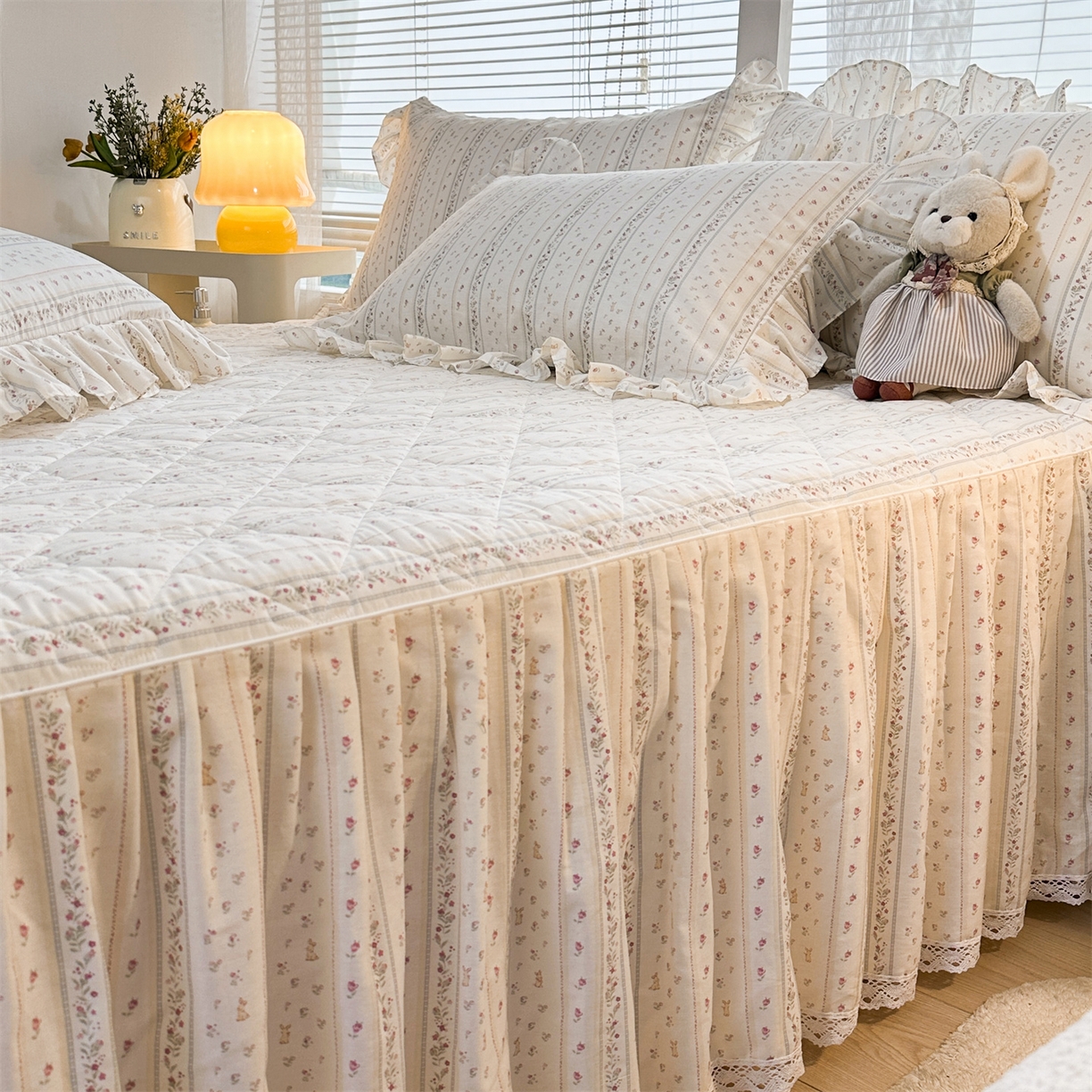 91家纺网 家纺一手货源 找家纺 忘忧草 2026春夏新款全棉纯棉夹棉印花床裙床裙单件 蔷薇花影